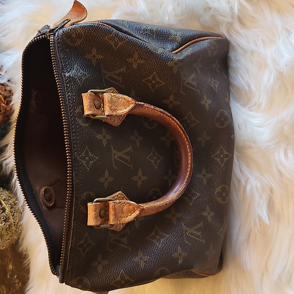 Authentic Louis Vuitton Speedy 25. In great condition but not original zipper